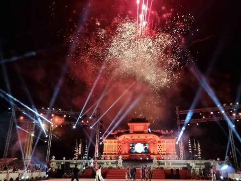 Pháo hoa rực sáng đêm khai mạc Festival nghề truyền thống Huế