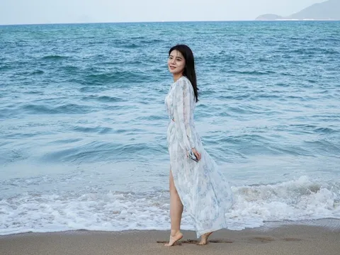 Người dân, du khách đổ xô tắm biển Nha Trang ngày nắng nóng