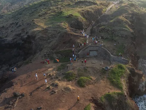 Đông du khách tham quan, chụp ảnh ở Phú Quý