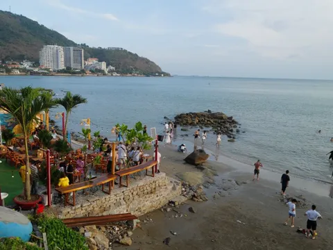 Quán cà phê view biển ở Bãi Dâu, Vũng Tàu kín khách ngày lễ