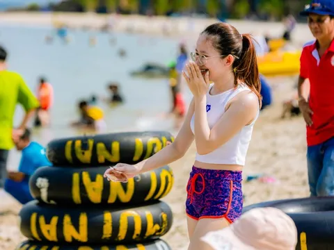 Du khách chơi dù lượn, ván trượt ống đẩy ở Hà Tiên