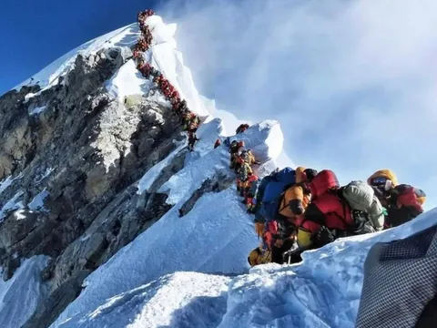 Nguy cơ 'tắc đường' trên đỉnh Everest
