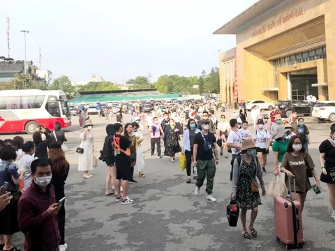 Du khách mất nhiều giờ làm thủ tục qua cửa khẩu Móng Cái