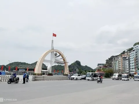 Khách ra đảo Cát Bà giảm mạnh, bến phà thông thoáng