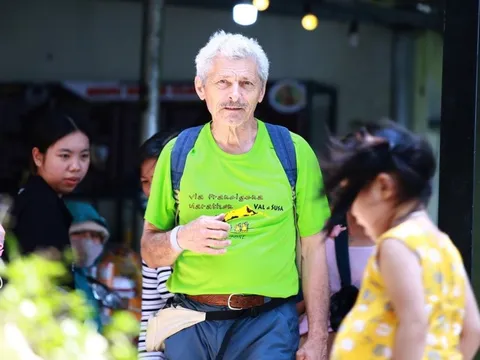 Khách nước ngoài đội nắng tham quan Đà Nẵng