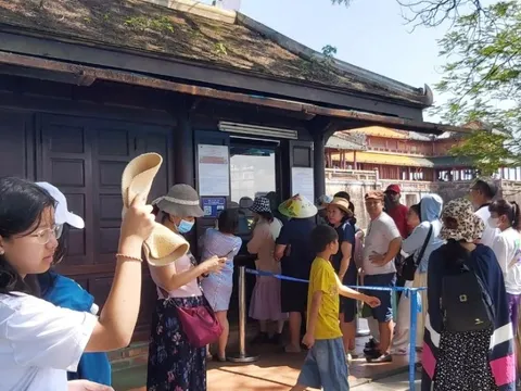Trung tâm di tích Huế lý giải việc khách xếp hàng chờ đợi mua vé