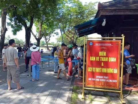 Lãnh đạo tỉnh thị sát hệ thống bán vé điện tử ở Đại nội Huế