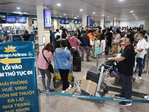 Chuyên gia dự đoán giá vé máy bay tiếp tục tăng cao