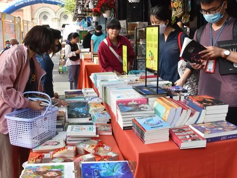 Mua sách và đọc sách