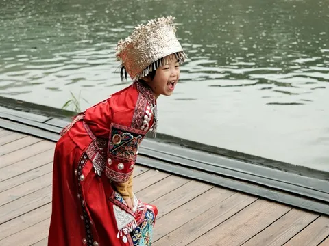 Cảnh trái ngược ở Phượng Hoàng cổ trấn