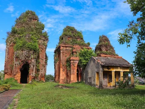 Cụm tháp chăm Khương Mỹ bị muối hóa sau trùng tu 6 tháng