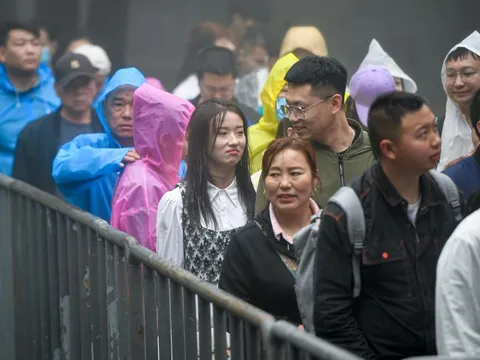 Hàng dài người chen chân tại các điểm du lịch ở Trung Quốc