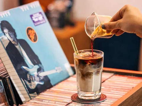 Ngắm hoa, làm gốm, mua sắm tại quán cà phê ở TP.HCM