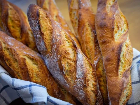 Thợ làm baguette ngon nhất Paris không đến từ Pháp