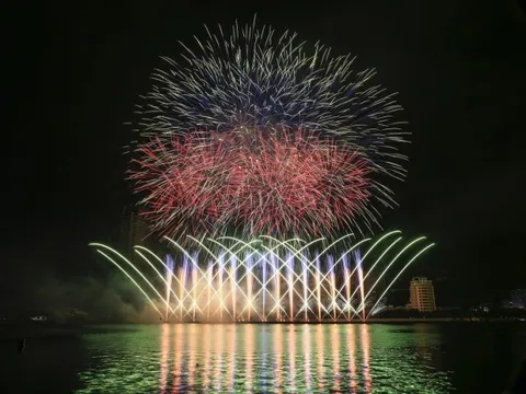 Ngắm pháo hoa Đà Nẵng từ du thuyền