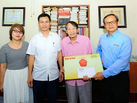 Mai vàng tri ân thăm, tặng quà nhà báo, nhà văn Văn Hiền
