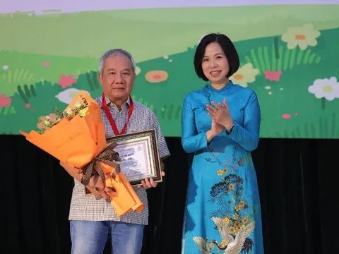Nhà văn Trần Đức Tiến nhận giải "Hiệp sĩ Dế Mèn"