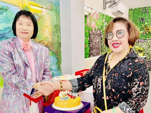 NSND Lệ Thủy mừng thọ "Khôi Nguyên vọng cổ" - NSND Minh Vương
