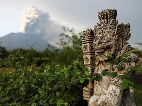 Bali sẽ cấm du khách lên núi thiêng