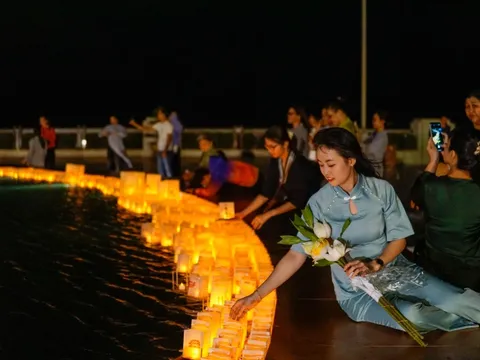 Du khách đến Núi Bà Đen dâng hoa đăng kính mừng lễ Phật đản