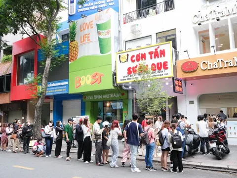 Xếp hàng hơn 2 giờ mua trà sữa Thái 'quốc dân' tại TP.HCM