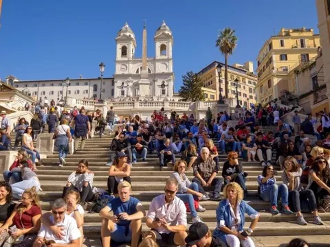 Du lịch châu Âu phục hồi dù ngày càng đắt đỏ