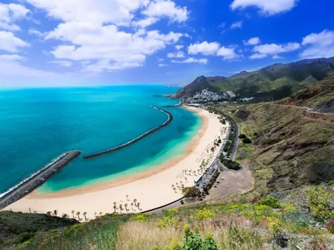 Bãi biển ở châu Âu được làm từ 270.000 tấn cát từ Sahara