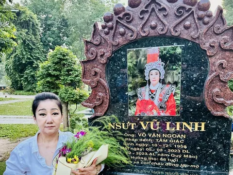 NSƯT Thanh Thanh Tâm xúc động viếng mộ đàn anh Vũ Linh