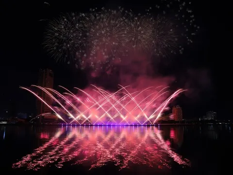 Mãn nhãn màn trình diễn pháo hoa của Italy và Australia bên sông Hàn