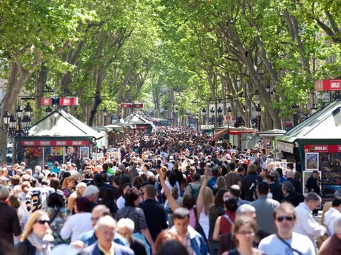 Mùa du lịch hè lộn xộn ở châu Âu