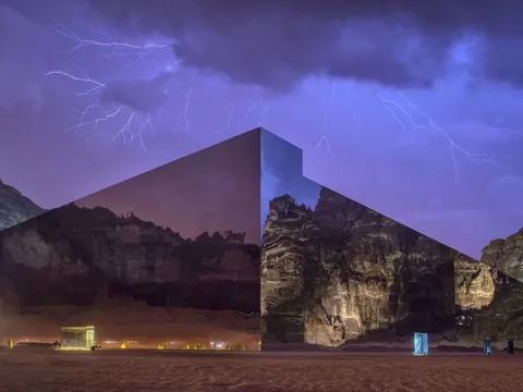 Tòa nhà phủ gương tàng hình giữa sa mạc