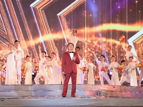 Văn nghệ sĩ hát mừng kỷ niệm 47 năm ngày thành phố mang tên Bác