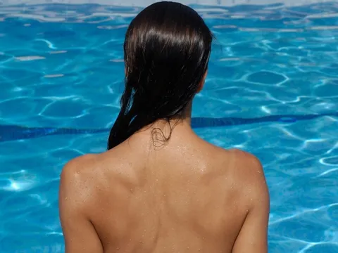 Tranh cãi quyền phụ nữ được để ngực trần nơi công cộng