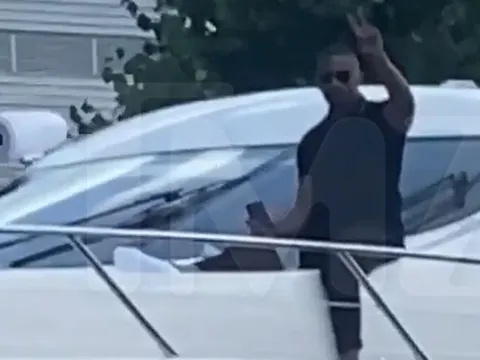 Jamie Foxx xuất hiện sau thời gian dài nhập viện