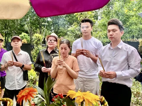 Ê kíp dựng vở “Cô đào hát” viếng mộ NSƯT Vũ Linh