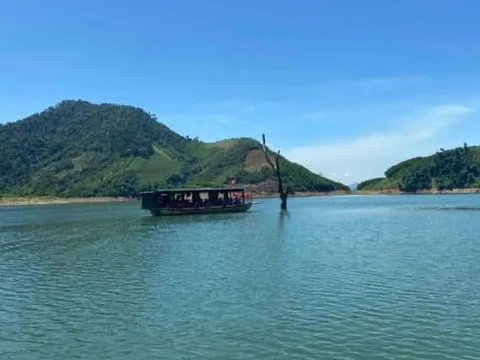 Bồng bềnh trên hồ Nước Trong