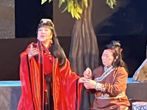 NSND Lệ Thủy tái diễn với danh ca Minh Cảnh trích đoạn "Máu nhuộm sân chùa"