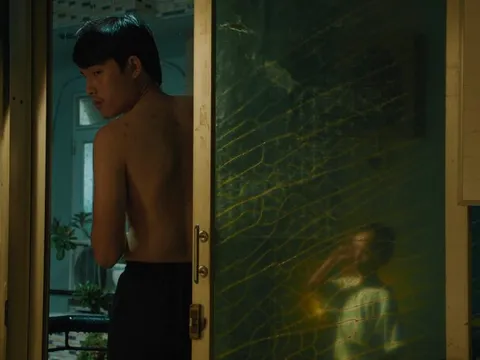 "Bên trong vỏ kén vàng": Hành trình tìm kiếm đức tin