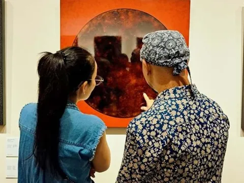 Triển lãm "Trăng" của nữ họa sĩ Nhật