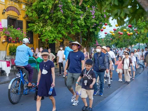 Tất bật đón khách quốc tế