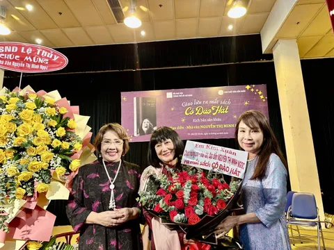 Mừng tuổi 70, tác giả Nguyễn Thị Minh Ngọc ra mắt sách “Cô đào hát”