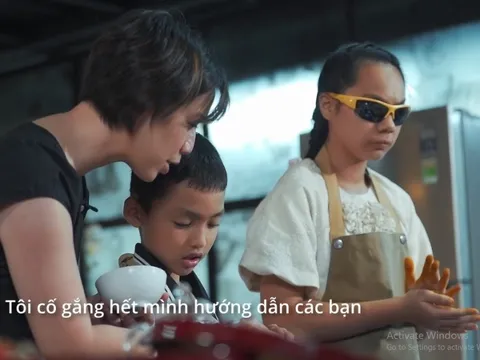 CLIP: Vua đầu bếp Mỹ Christine Hà hướng dẫn trẻ em khiếm thị làm bánh Trung thu