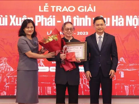 Đạo diễn Đặng Nhật Minh nhận Giải thưởng Bùi Xuân Phái - Vì tình yêu Hà Nội