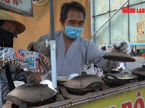 Bốc số thứ tự chờ mua bánh bò giá 5.000 đồng tại TP HCM