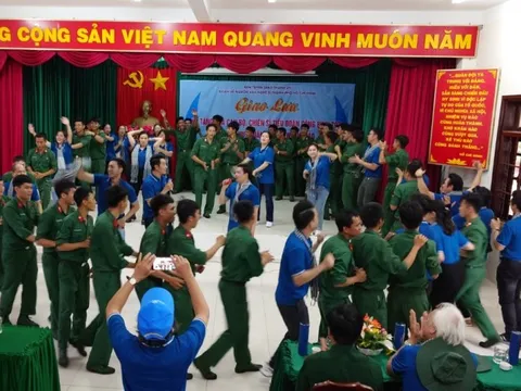 Đoàn Văn nghệ sĩ TP HCM hát cùng chiến sĩ nơi đảo xa