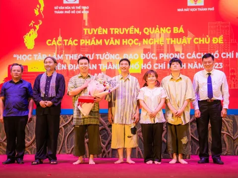 Đông đảo khán giả xem các tác phẩm "Học và làm theo lời Bác"