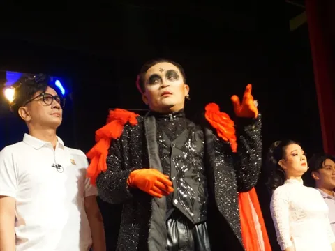 Đại Nghĩa, Đình Toàn tung hứng duyên dáng trong vở hài "Hé - Lô, ông thần"