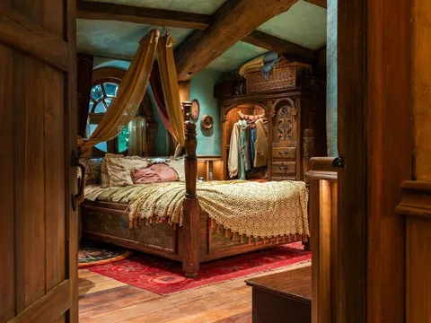 Có gì bên trong căn nhà của người Hobbit ngoài đời thật