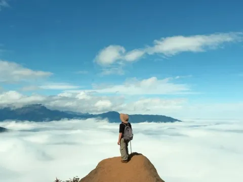 Vượt những 'sống lưng khủng long' để săn mây trên đỉnh Tà Xùa
