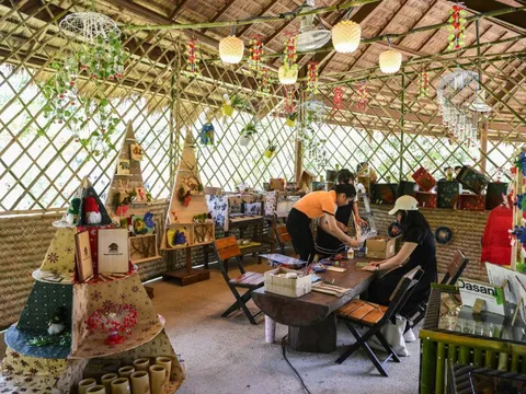 Du khách chế tạo đồ lưu niệm Giáng sinh từ rác thải